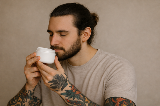 Pourquoi l’odeur ne doit pas guider le choix d’une crème après-tatouage?